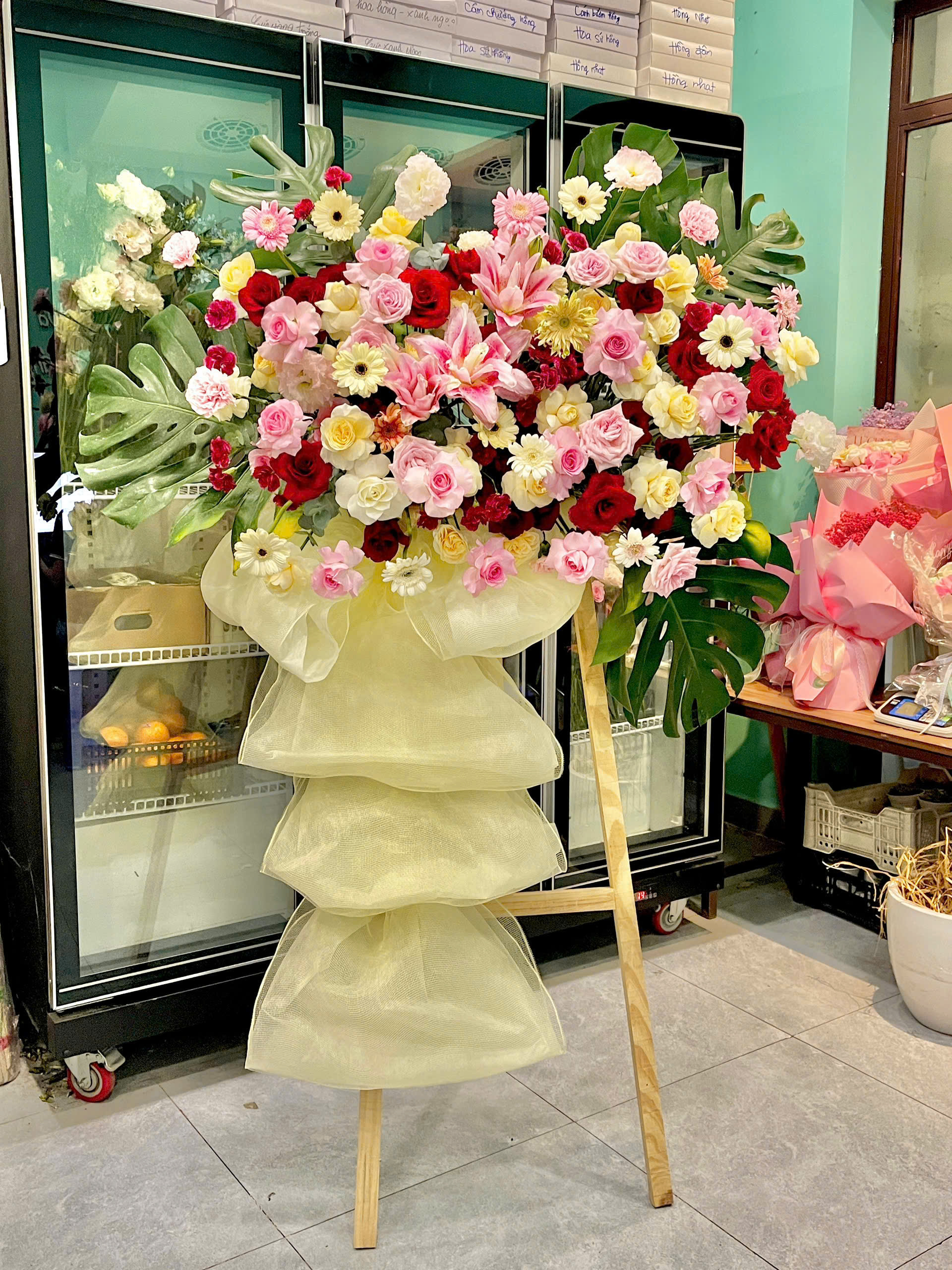 Kệ hoa khai trương tone đỏ vàng thanh lịch