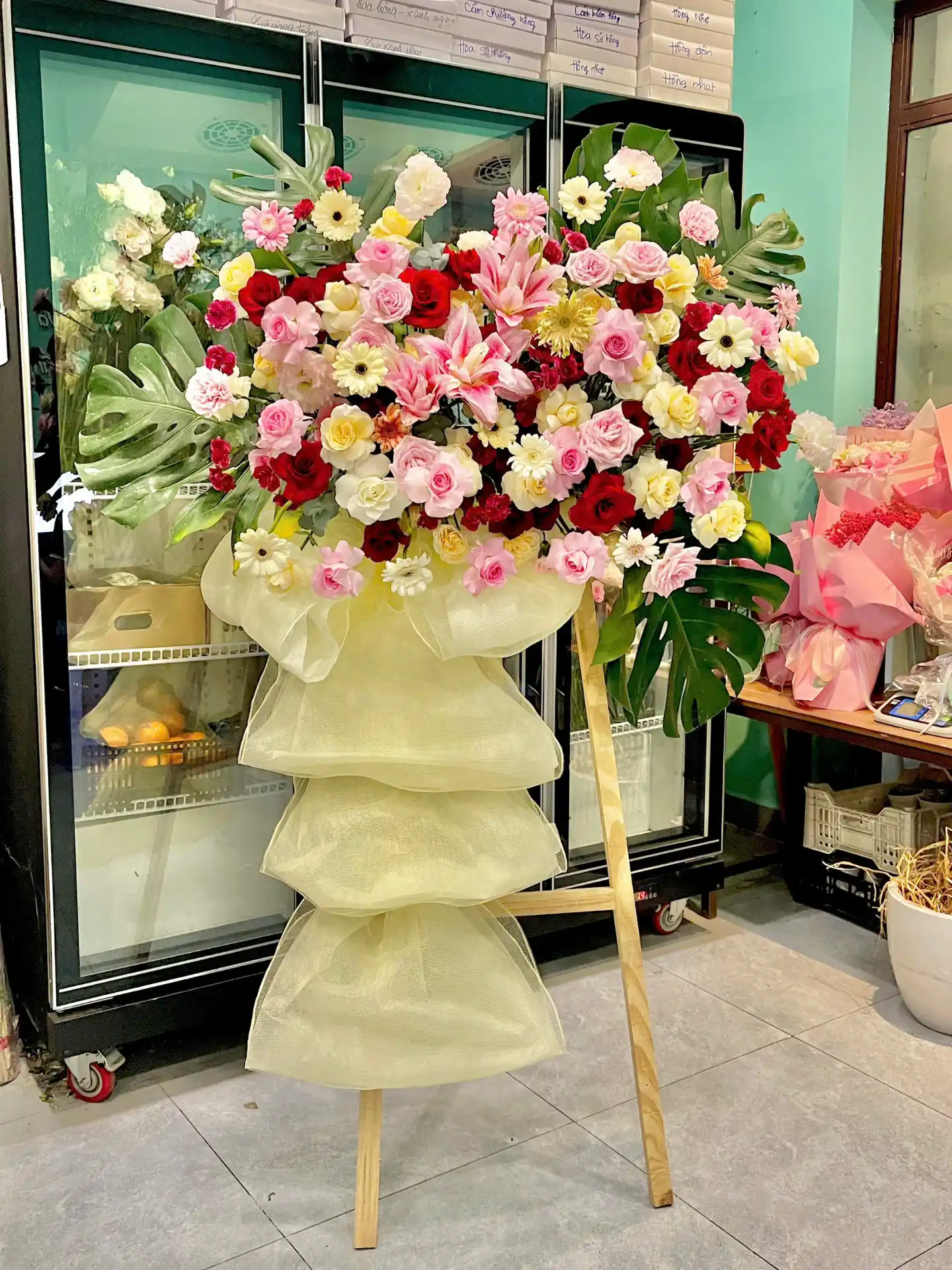 Kệ Hoa Khai Trương Khung Gỗ Kép Sang Trọng – Mẫu Lẵng Hoa Chúc Mừng Hồng Phát Tone Hồng Đỏ Vàng