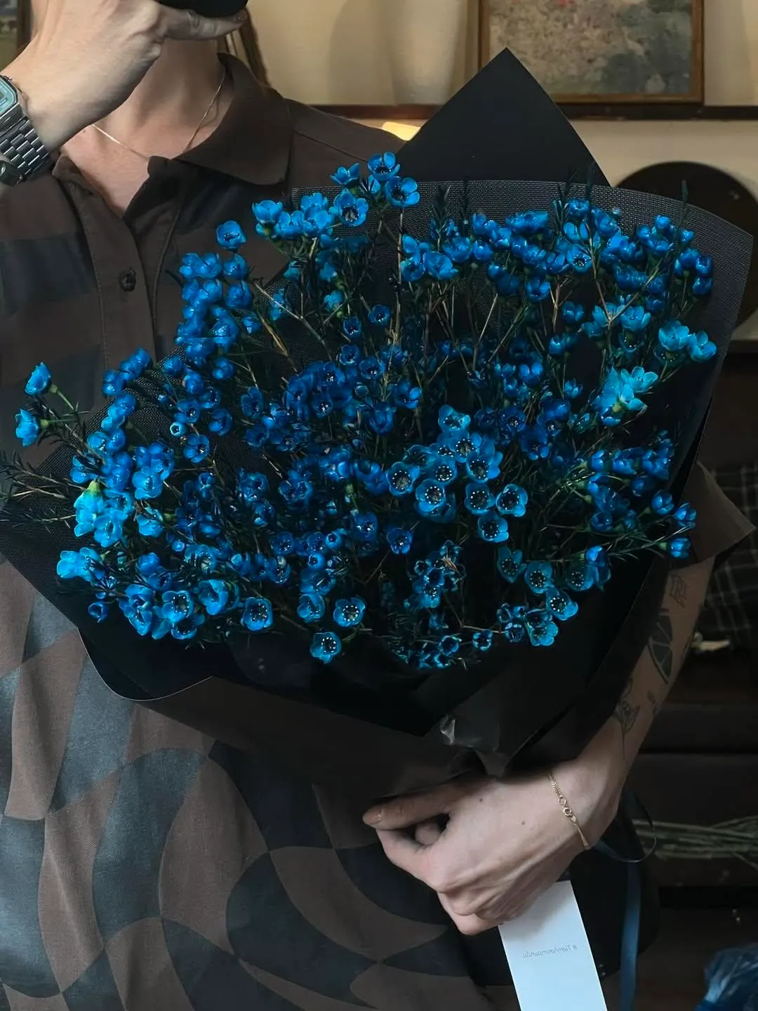 Bó Hoa Thanh  Xanh Dương Đậm (Blue Wax Flower) Giấy Gói Đen Khổng Lồ – Quà Tặng Độc Đáo, Sang Trọng