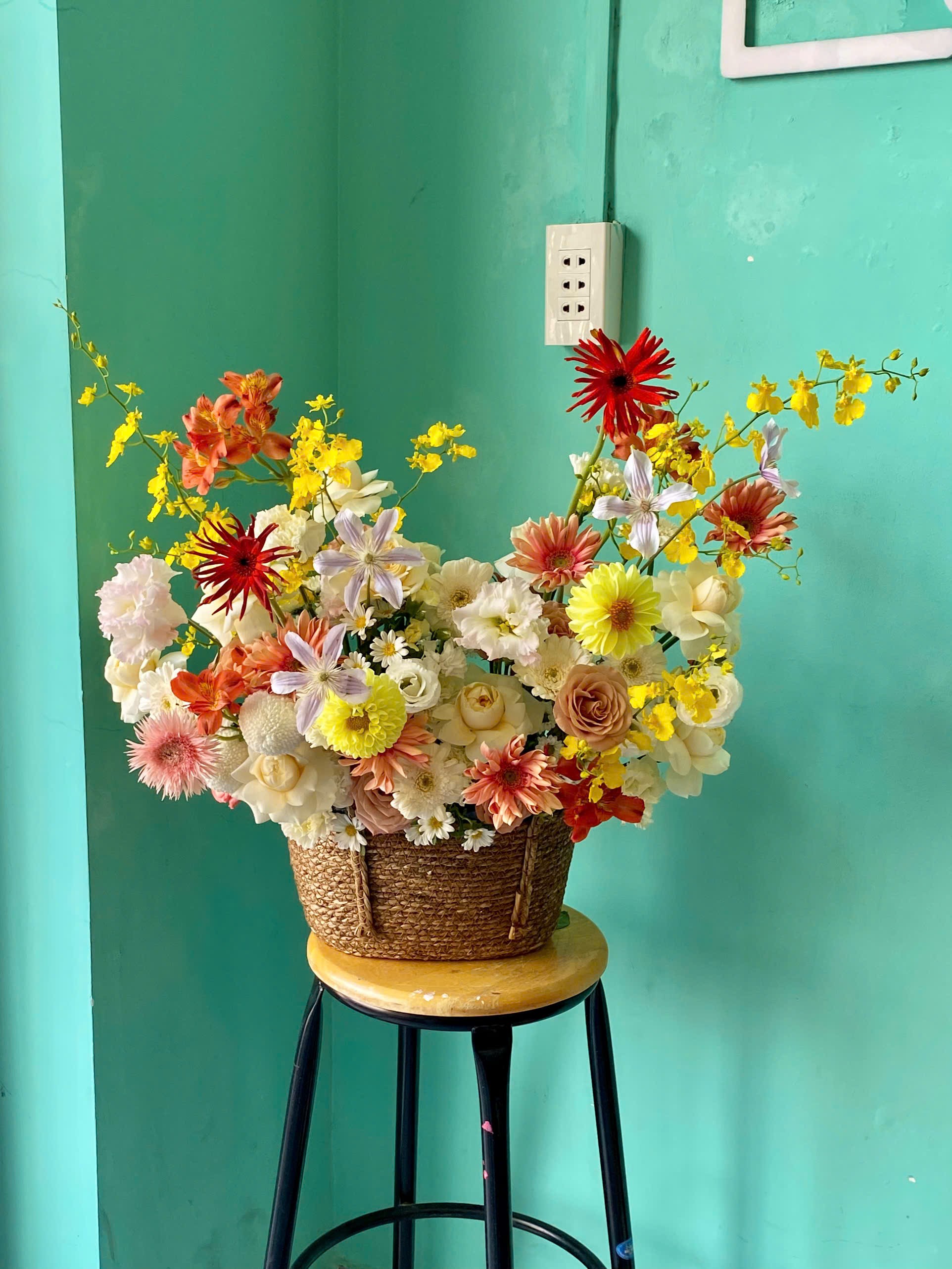 Bó hoa cưới dáng thác đỗ garden