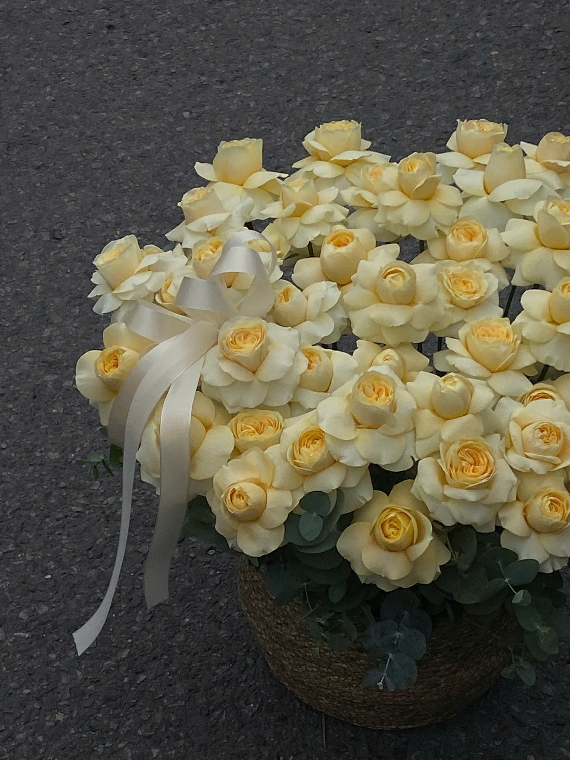 Bó hoa cưới dáng thác đỗ garden - ảnh 1