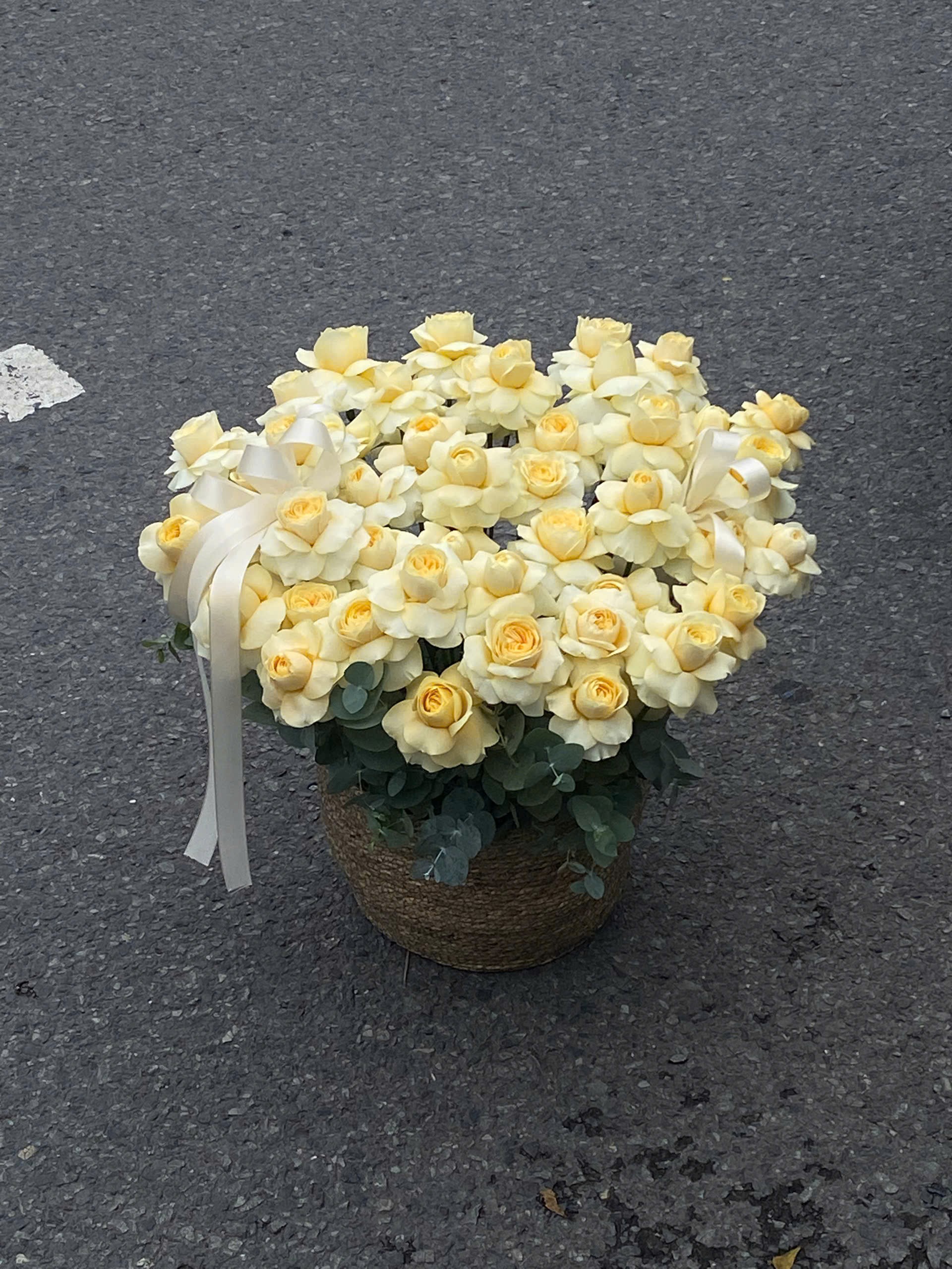 Bó hoa cưới dáng thác đỗ garden