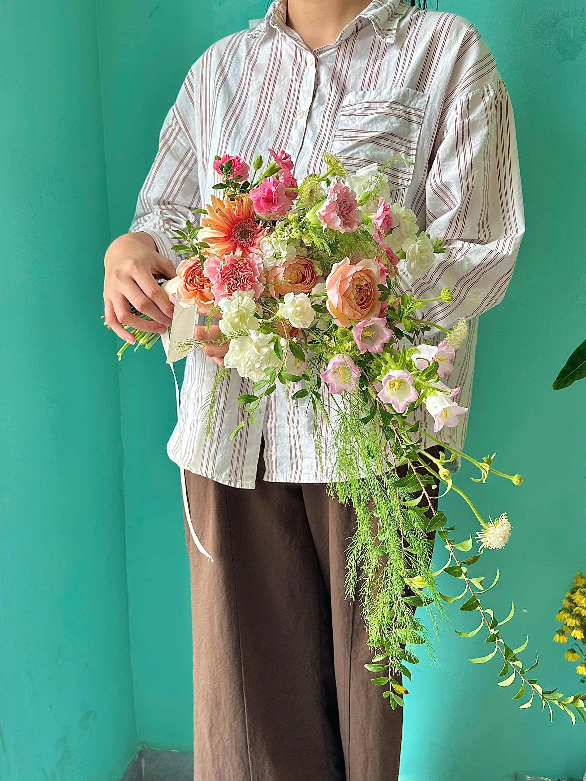 Bó hoa cưới dáng thác đỗ garden - ảnh 2