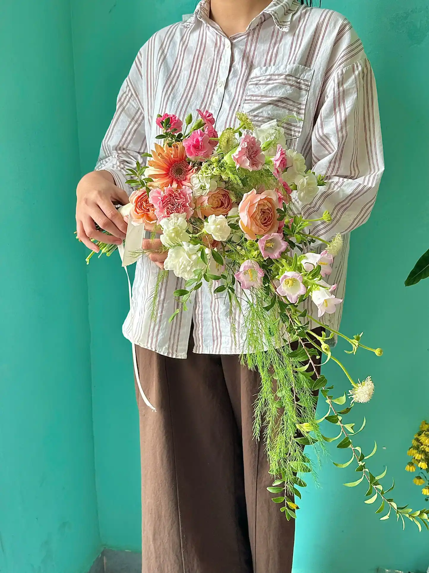 Bó hoa cưới dáng thác đỗ màu pastel - vườn hoa trong ngày trọng đại