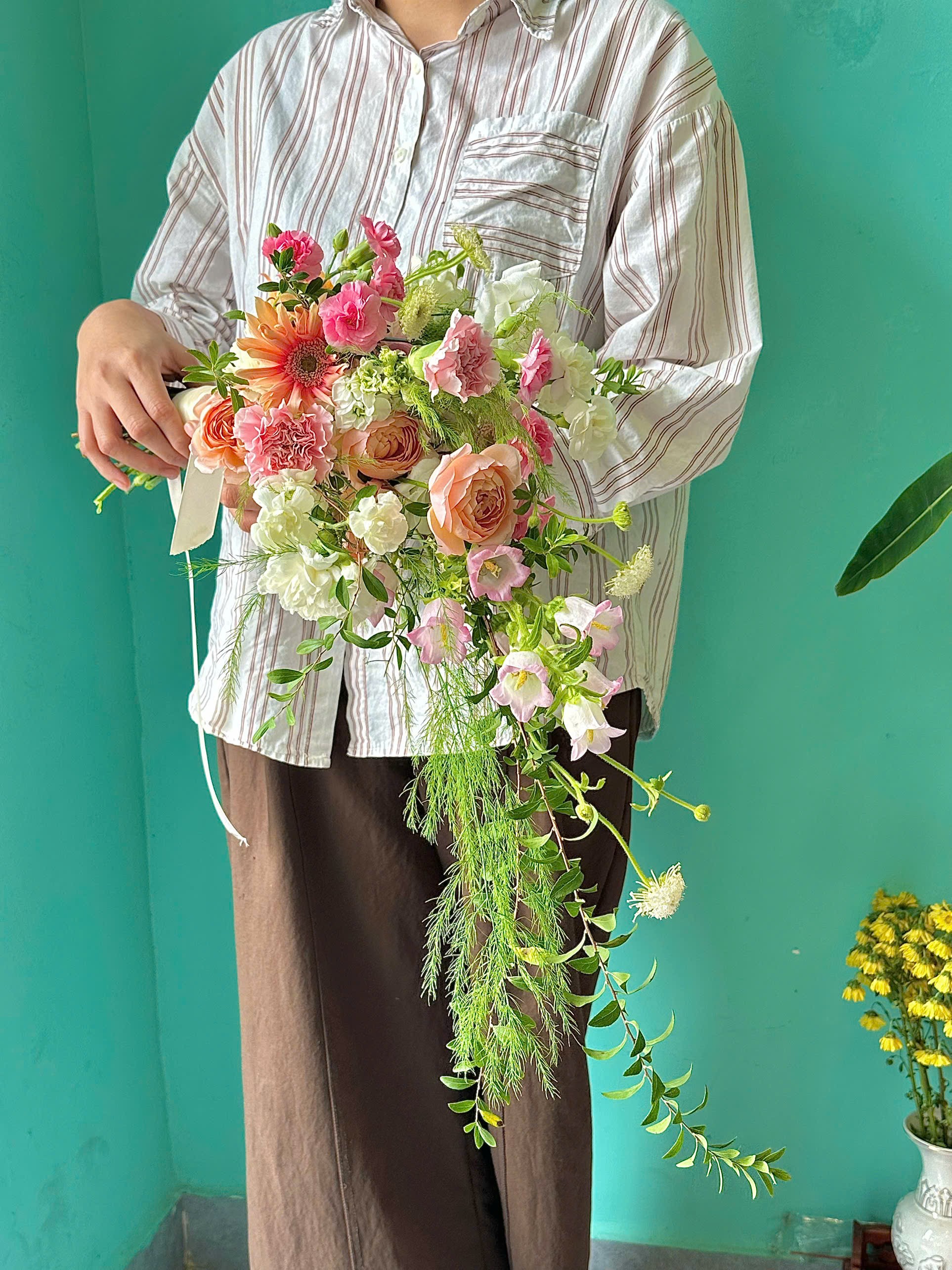 Bó hoa cưới dáng thác đỗ garden - ảnh 1