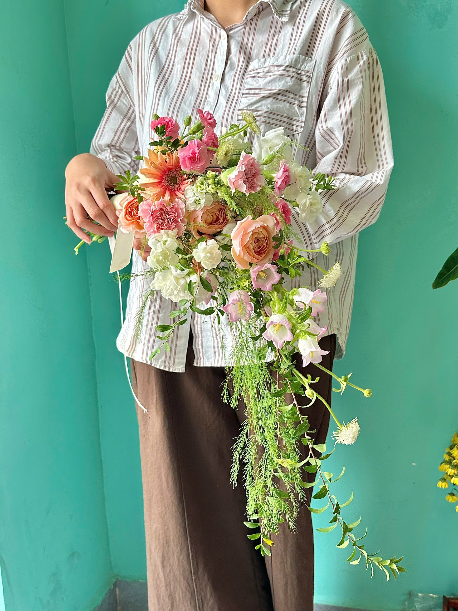 Bó hoa cưới dáng thác đỗ garden
