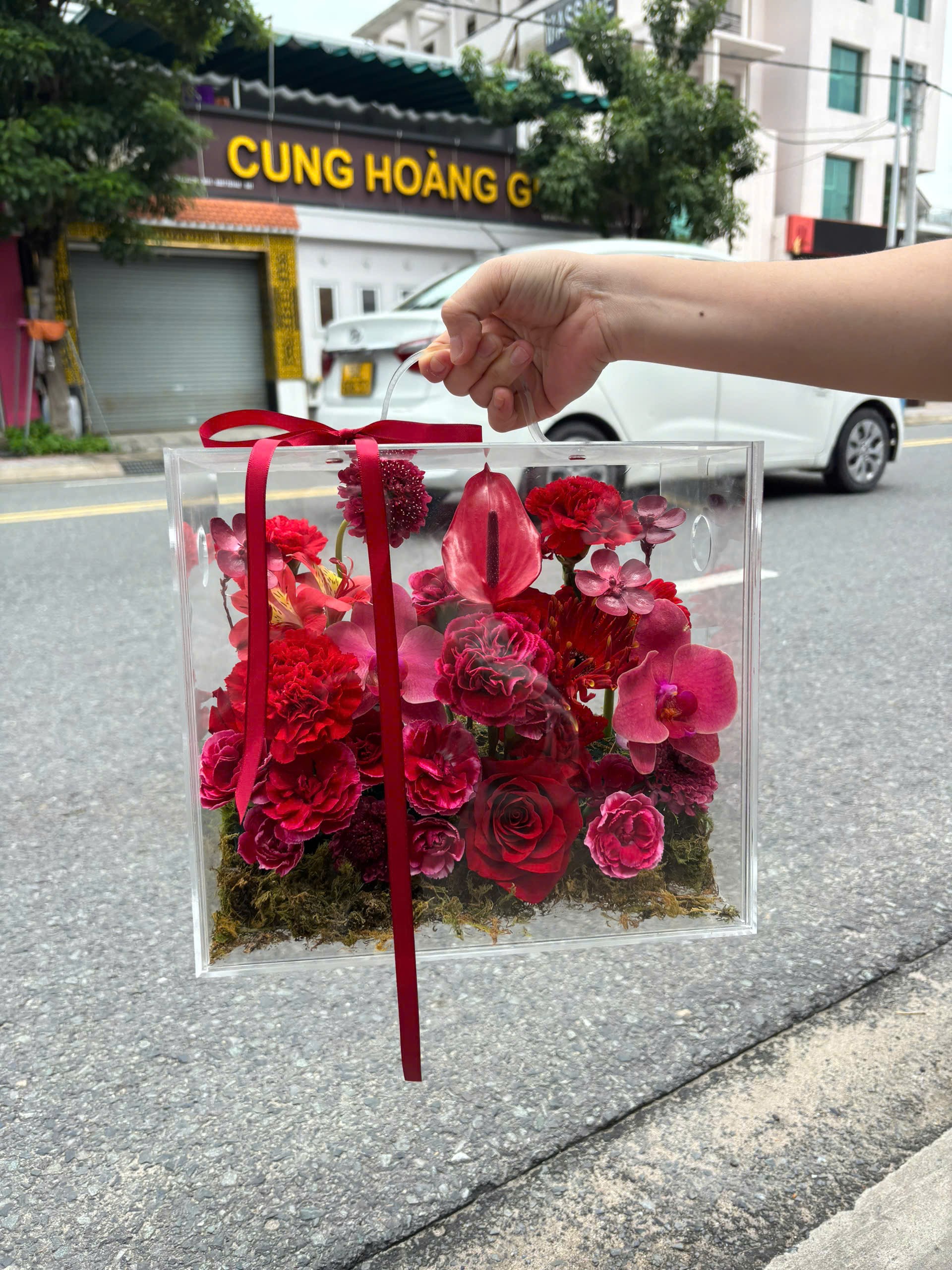 Bó hoa cưới dáng thác đỗ garden